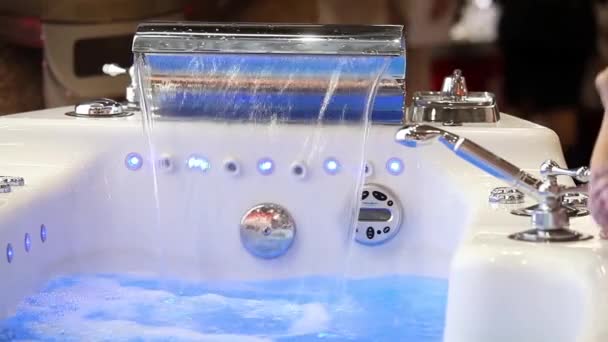 Jacuzzi en acción. Bañera de hidromasaje llena de agua burbujeante — Vídeos de Stock