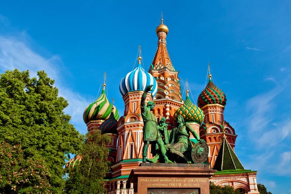 The Monument to Minin and Pozharsky in front of Saint Basil's Cathedral — Stock fotografie