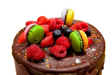 Beyaz arka planda izole edilmiş çikolatalı pasta