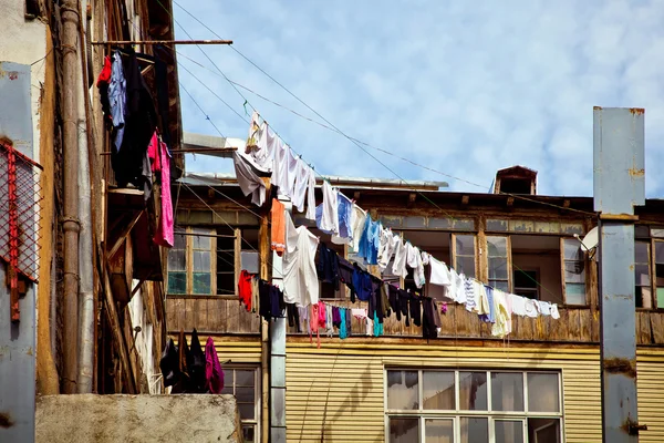 Torka kläder på balkongen — Stockfoto