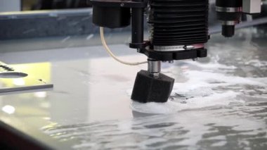 İşleme freze Cnc metal işleme merkezleri. Makinenin uzaktan kumanda için el ile tekerleği ile tamamen 3d kontrol sistemi.