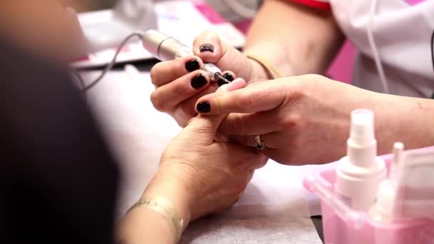 Schleifen und Polieren im Schönheitssalon, Fingernagelbehandlung, Schleifen und Polieren im Schönheitssalon — Stockvideo