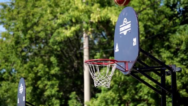 Bolas volando en la canasta en la cancha de baloncesto — Vídeos de Stock