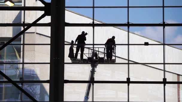 Dos lavadoras no reconocidas lavando ventanas. Escaladores industriales, limpieza de fachadas — Vídeos de Stock