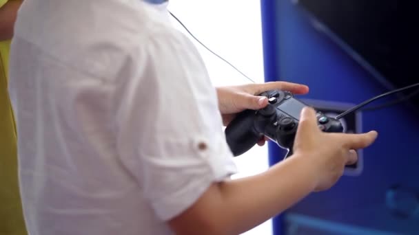 Jugar consola de juegos de cerca, niño jugando videojuego con joystick — Vídeo de stock