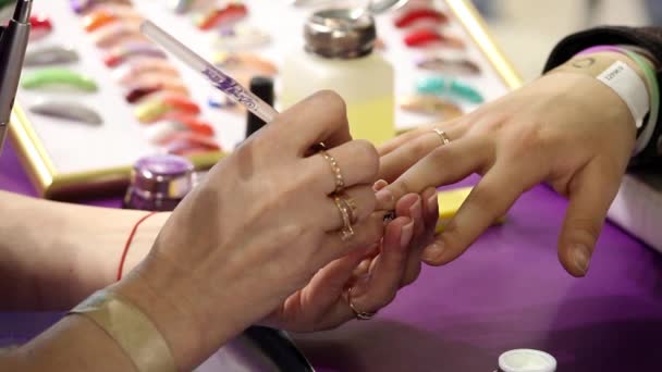 Manicure in spa salon, nagels kunst schilderij — Stockvideo