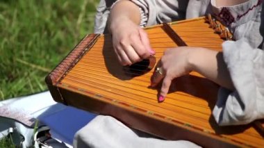 Kız psaltery, ulusal dize müzik aleti çalmaya yakın çekim