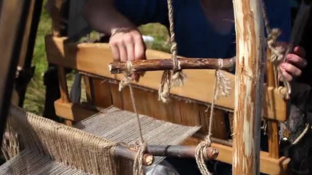 Máquina de telar de tejido manual en la antigüedad, proceso de primer plano — Vídeos de Stock