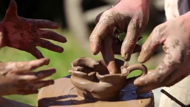 Fabrication de poterie d'argile, mains sur roue processus de fermeture — Video