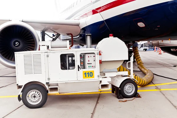 Refueling the airplane — Stock Photo, Image