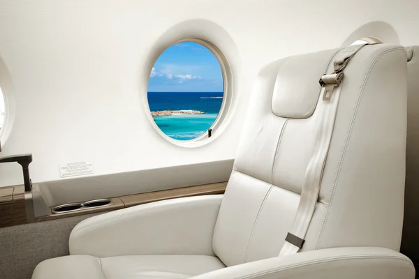 Vista mar e praia na janela da aeronave, voo de jato de negócios — Fotografia de Stock