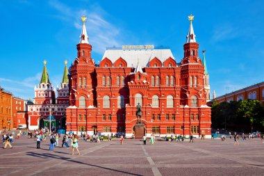 Moskova'da bina devlet Tarih Müzesi yürüyen turist