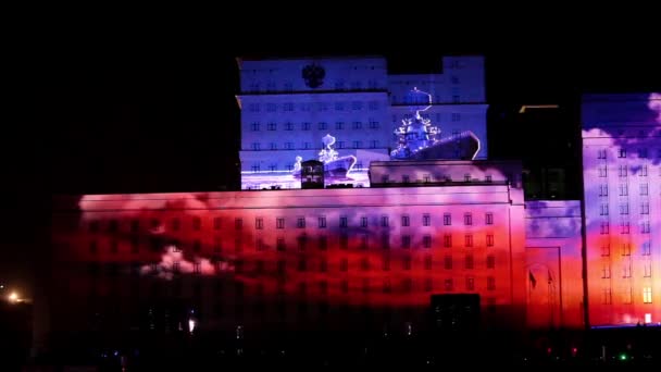 Laser video toewijzing show op de gevel van het ministerie van defensie in Moskou, Rusland — Stockvideo