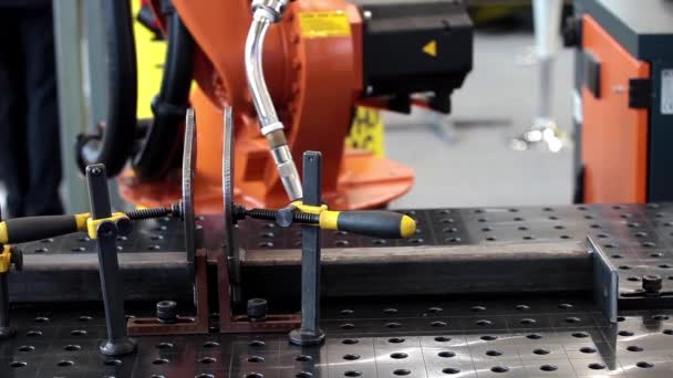 Процесс сварки роботов — стоковое видео