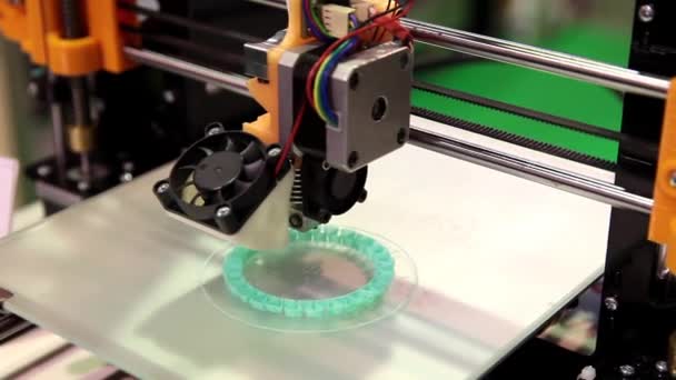 Рабочий 3D принтер — стоковое видео