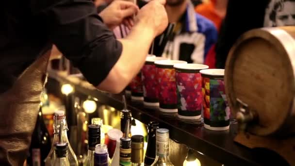 Barman dans le bar — Video