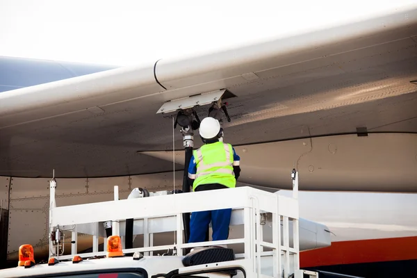 Reabastecimiento de combustible del avión — Foto de Stock