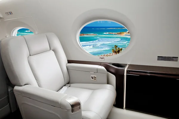 Aircraft (jet) porthole with view of sea and beach resort — Stock Photo, Image