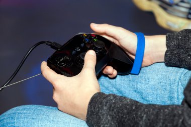 Joystick ile video bilgisayar oyunları oynama