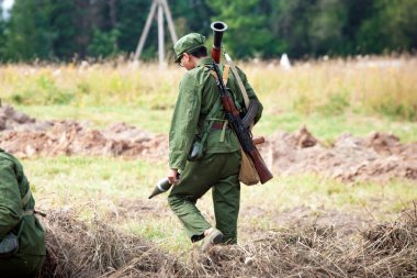 2. Dünya Savaşı yeniden inşası. Japonya asker silah ile