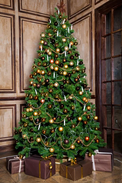 Albero verde di Capodanno decorato — Foto Stock