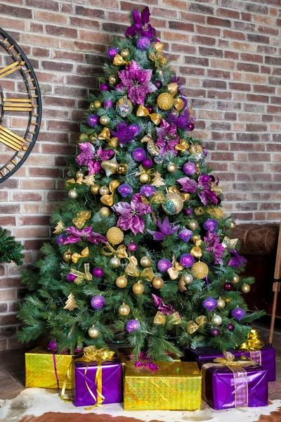 Nový rok strom zdobené. Vánoce a nový rok interiér — Stock fotografie