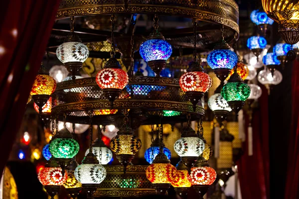 Lámparas decorativas turcas en el Gran Bazar de Estambul, Turquía — Foto de Stock