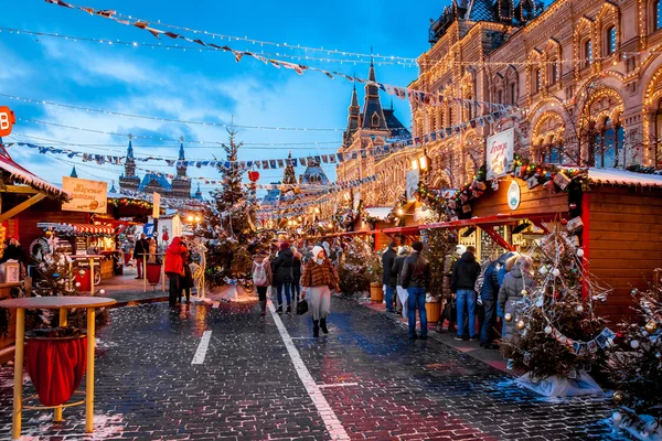 People on Christmas market on Red Square, decorated and illumina — Stock Photo, Image