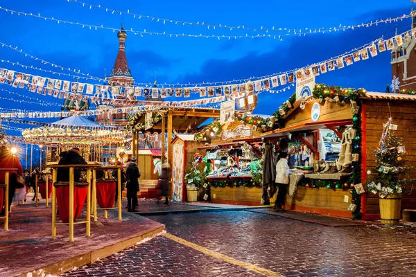 People on Christmas market on Red Square, decorated and illumina — Stock Photo, Image