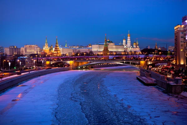 Kremlin de Moscú por la noche en Moscú, Rusia — Foto de Stock