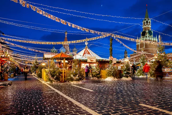 People on Christmas market on Red Square, decorated and illumina — Stock Photo, Image