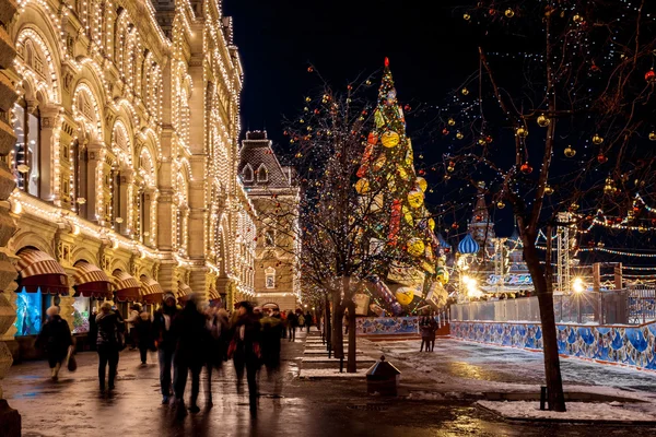People on Christmas market on Red Square, decorated and illumina — Stock Photo, Image