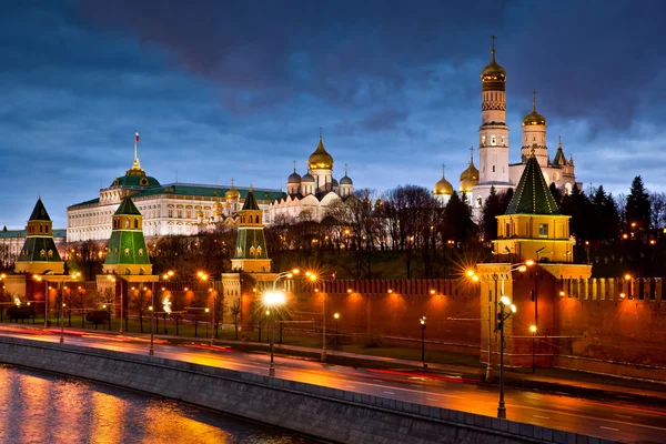 Московський кремль вночі в Москві — стокове фото
