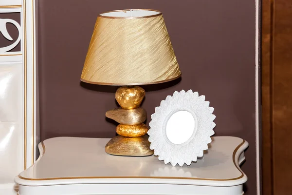 Mockup de lampă de design de masă cu cadru de imagine gol — Fotografie, imagine de stoc