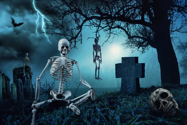 Noche de Halloween escena en el cementerio —  Fotos de Stock