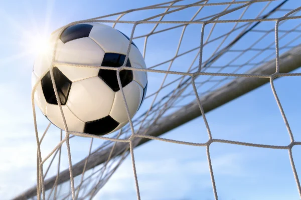 Meta de Fútbol, con sol y cielo azul — Foto de Stock