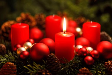 yanan bir mum ile Noel çelenk