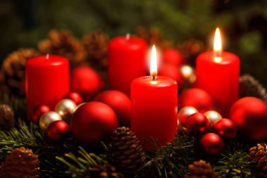 Advent çelenk mumlar yanan 2
