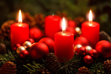 Advent çelenk mumlar yanan 3