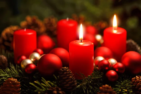 Рождественский венок с 2 горящими свечами — стоковое фото