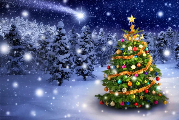 Рождественская елка в снежную ночь — стоковое фото