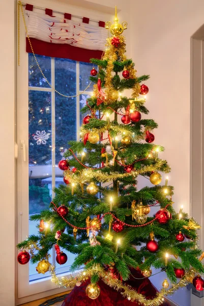 Kerstboom in de woonkamer — Stockfoto