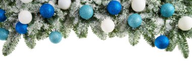 Çam dalları serin renklerle dekore edilmiştir.