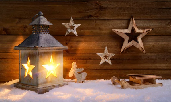 Рождественская сцена в теплом свете фонаря — стоковое фото