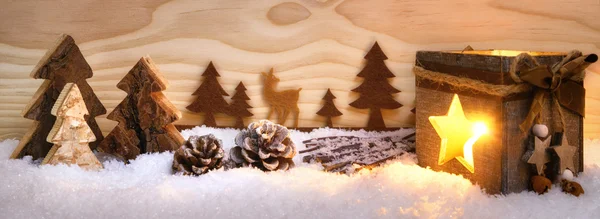 Arrangement de Noël avec ornements en bois et lanterne — Photo