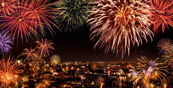 Toute la ville fête avec des feux d'artifice — Photo