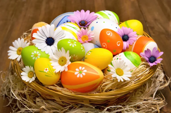 Huevos de Pascua coloridos en una cesta — Foto de Stock