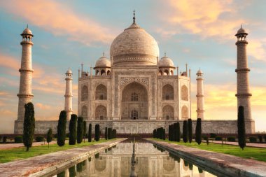 Muhteşem Taj Mahal adlı muhteşem bir gündoğumu