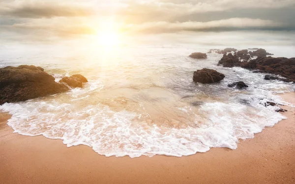 Glorioso nascer do sol sobre o mar — Fotografia de Stock