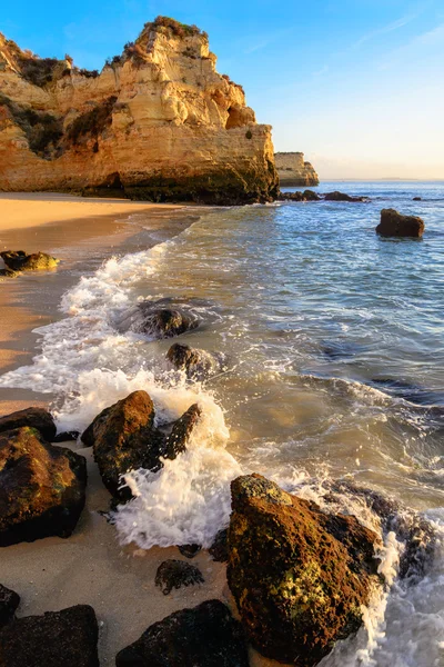 Bela costa ao sol da manhã — Fotografia de Stock